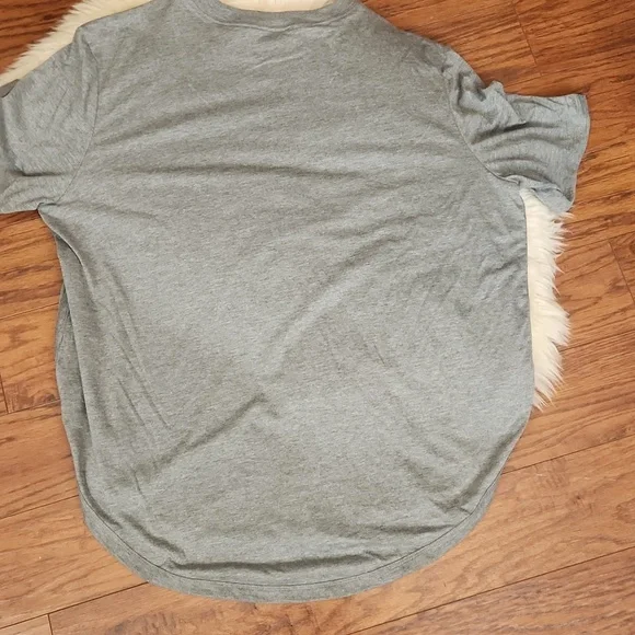 The NIKE Tee Shirt Oakland A's Oversized Gray Graphic Tshirt - Picture 4 of 4